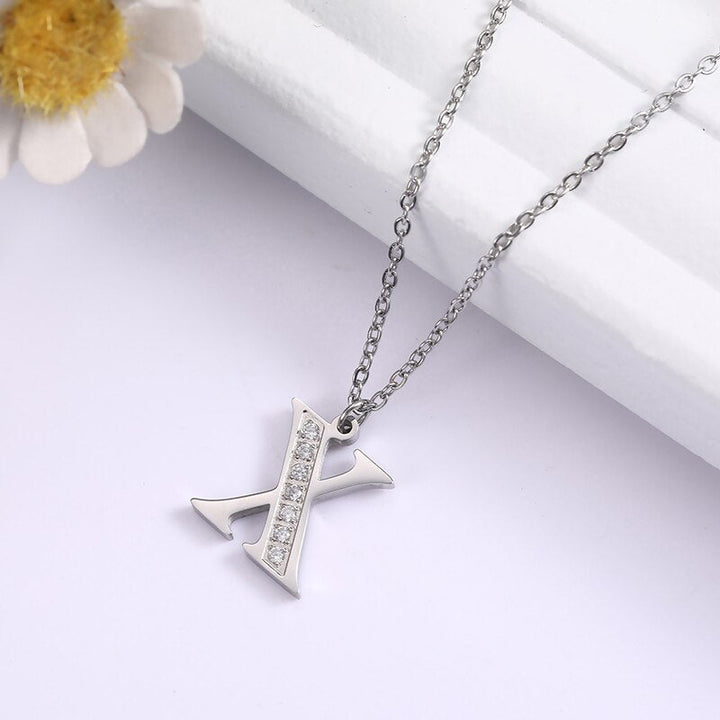 Collier Satellite Lettre avec Accent en Cristal