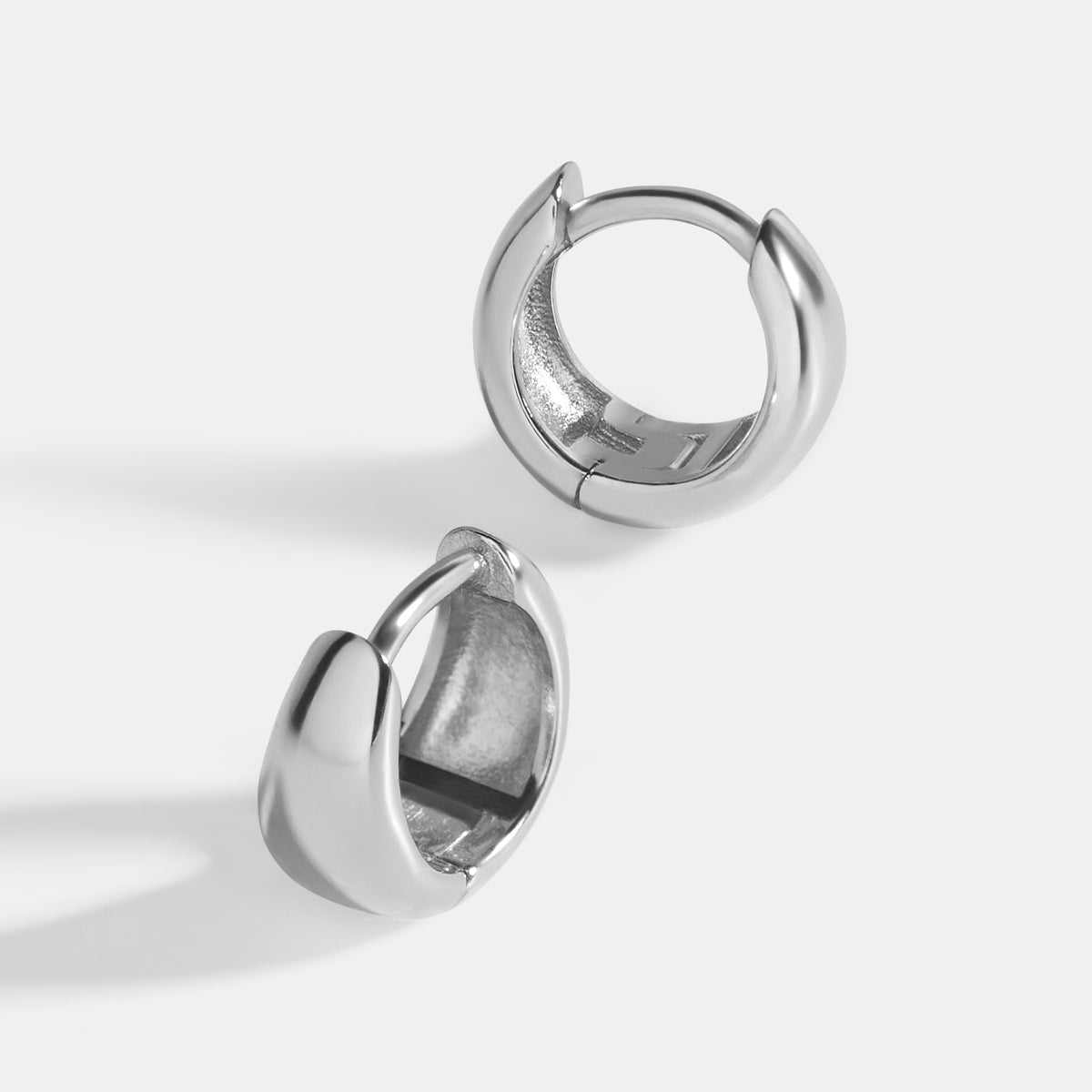 Pendientes de aro huggie en forma de lágrima