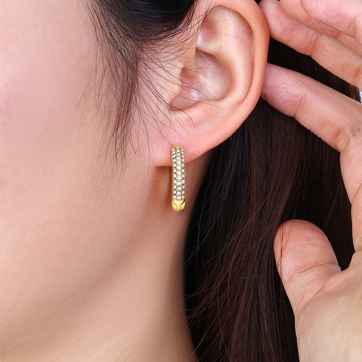 Los Pendientes Aro Huggie con Pavé