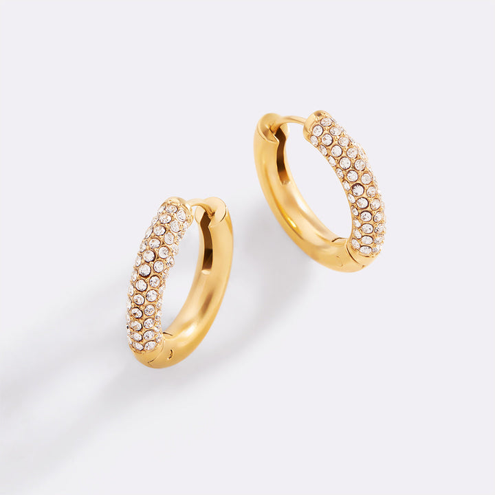 Los Pendientes Aro Huggie con Pavé