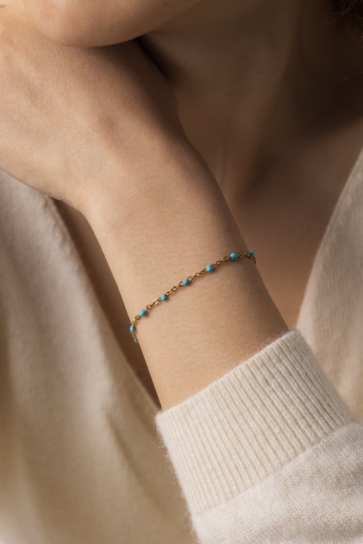 Turkoois kralenarmband met tussenstuk
