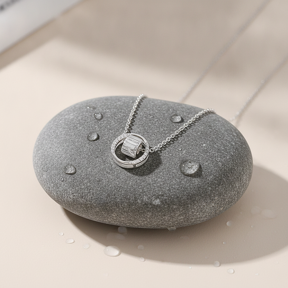 Elegants apaļas piekariņa kaklarota