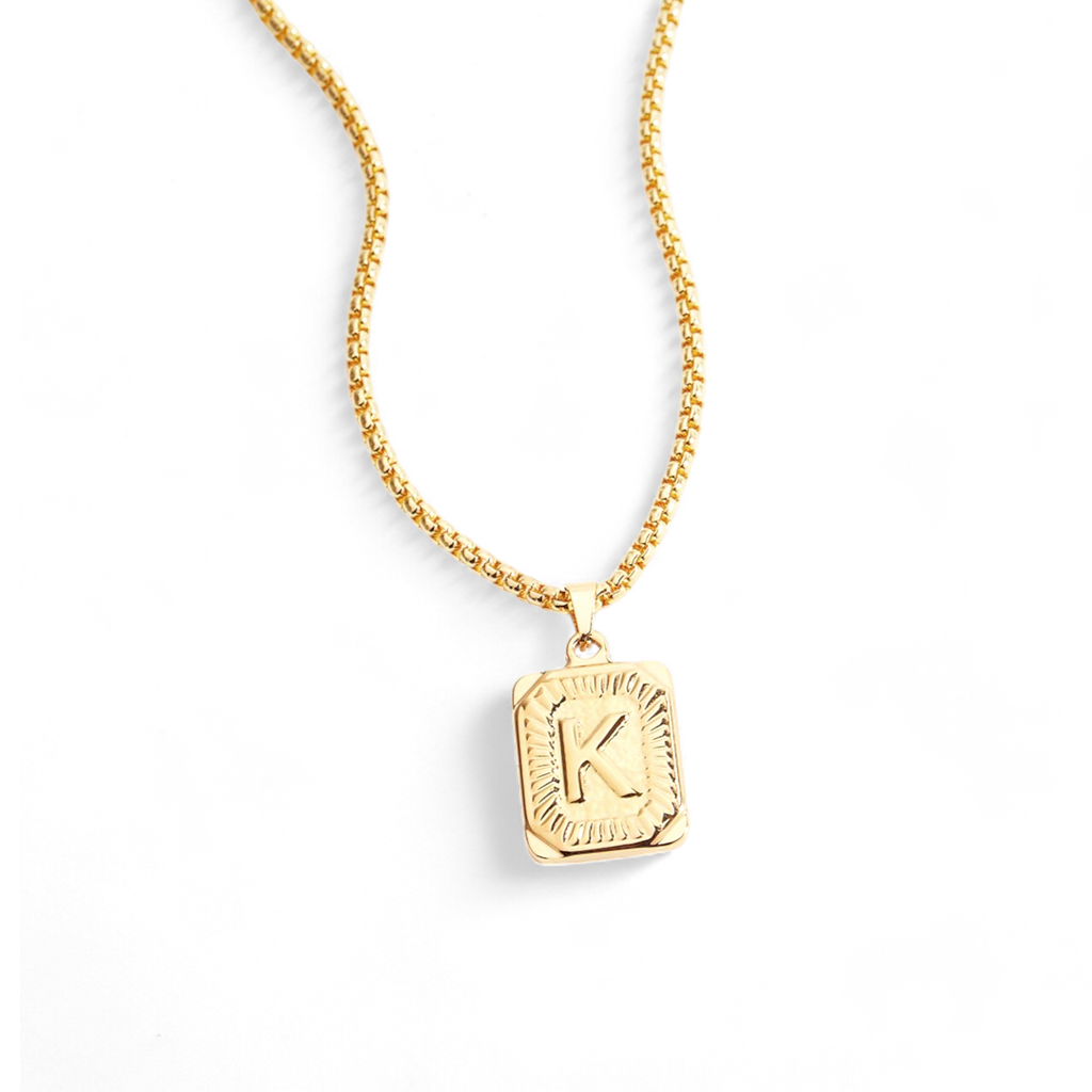 Halsband med initialbricka och rolo-kedja