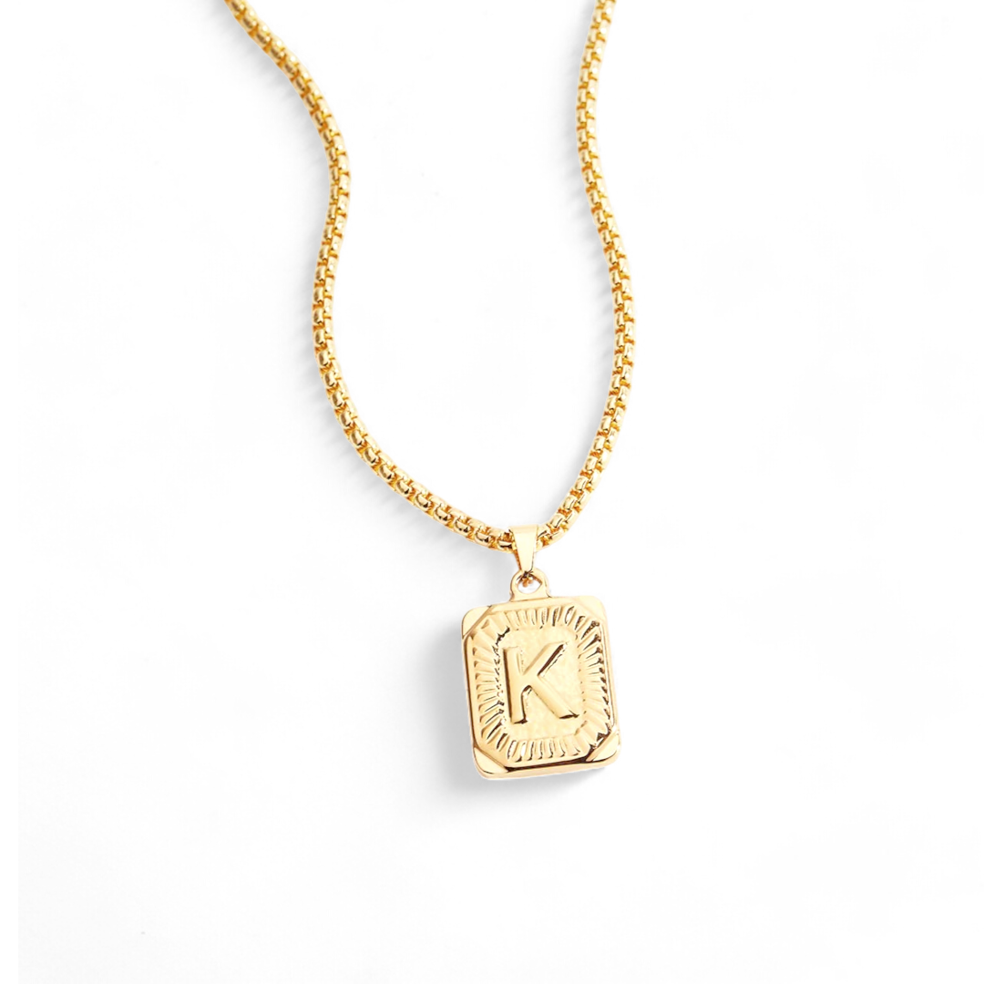 Halsband med initialbricka och rolo-kedja