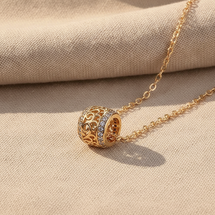 Collana elegante dorata brillante