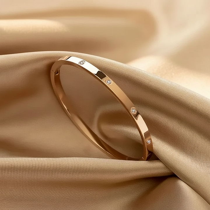 Vergoldetes Armband mit eingelegten Zirkonen