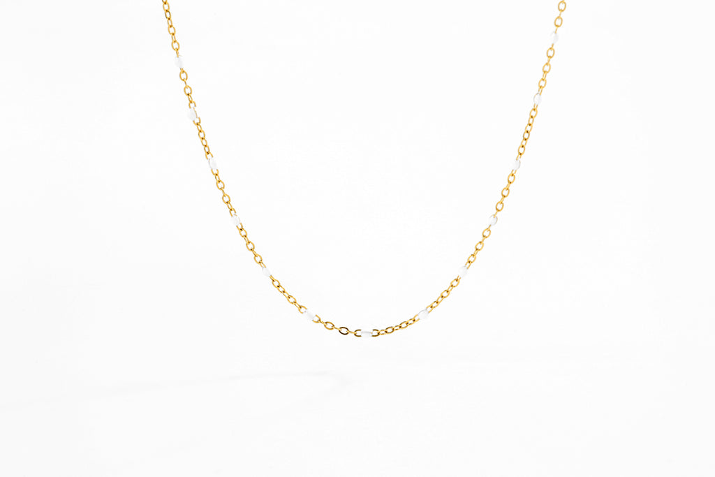 Vitt halsband med pärlstation