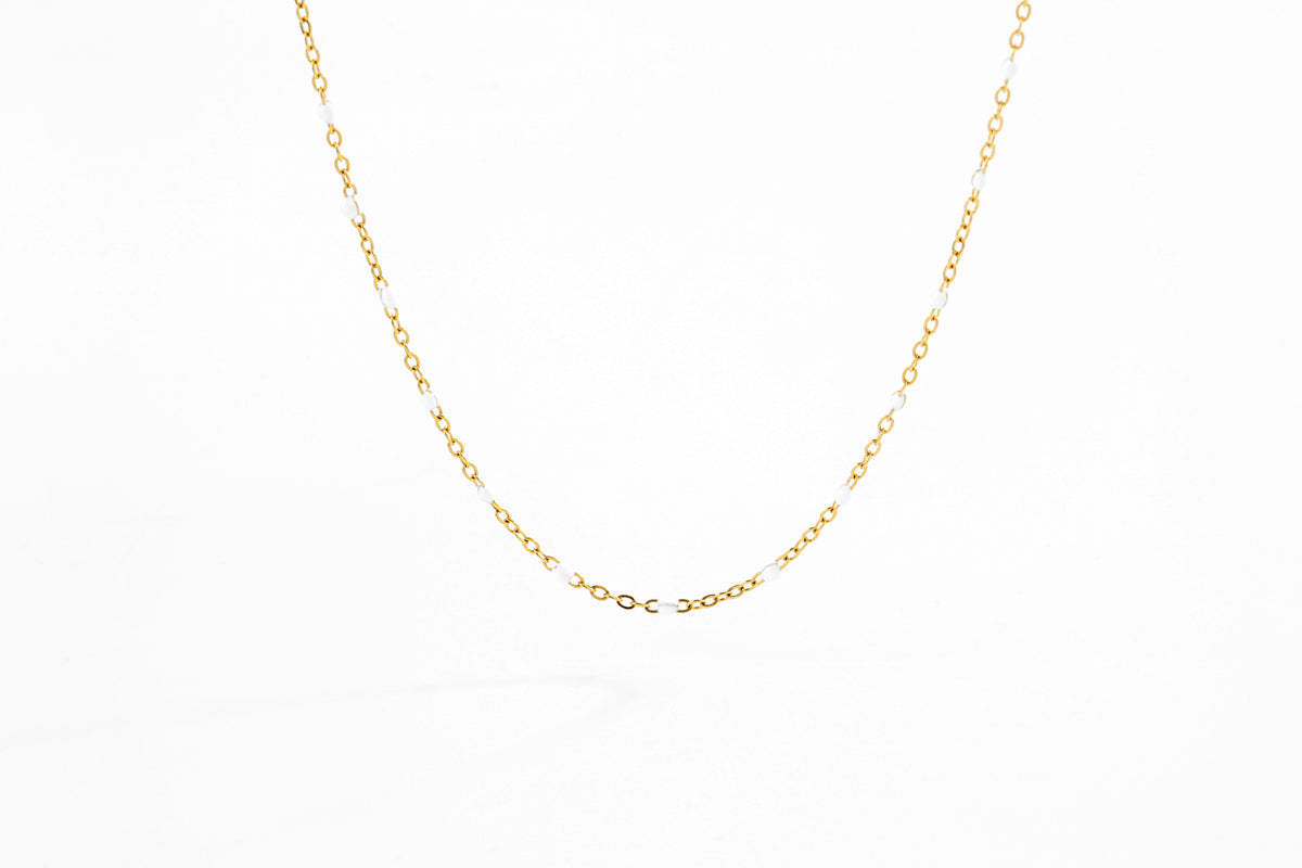 Vitt halsband med pärlstation