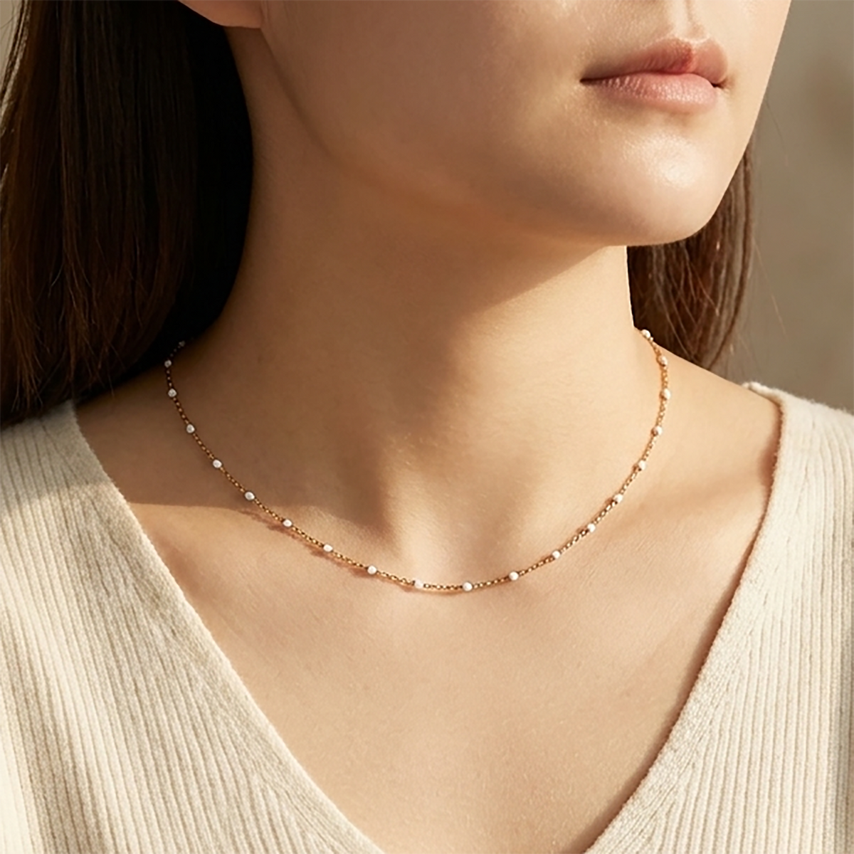 Vitt halsband med pärlstation