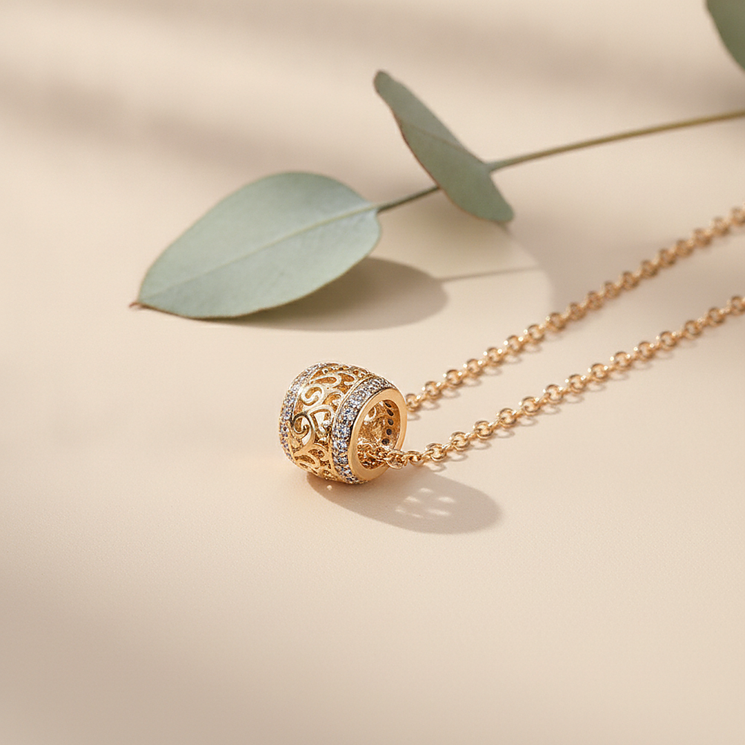 Collana elegante dorata brillante