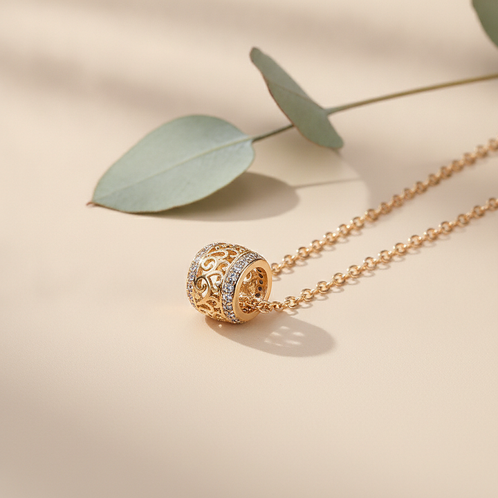 Collana elegante dorata brillante
