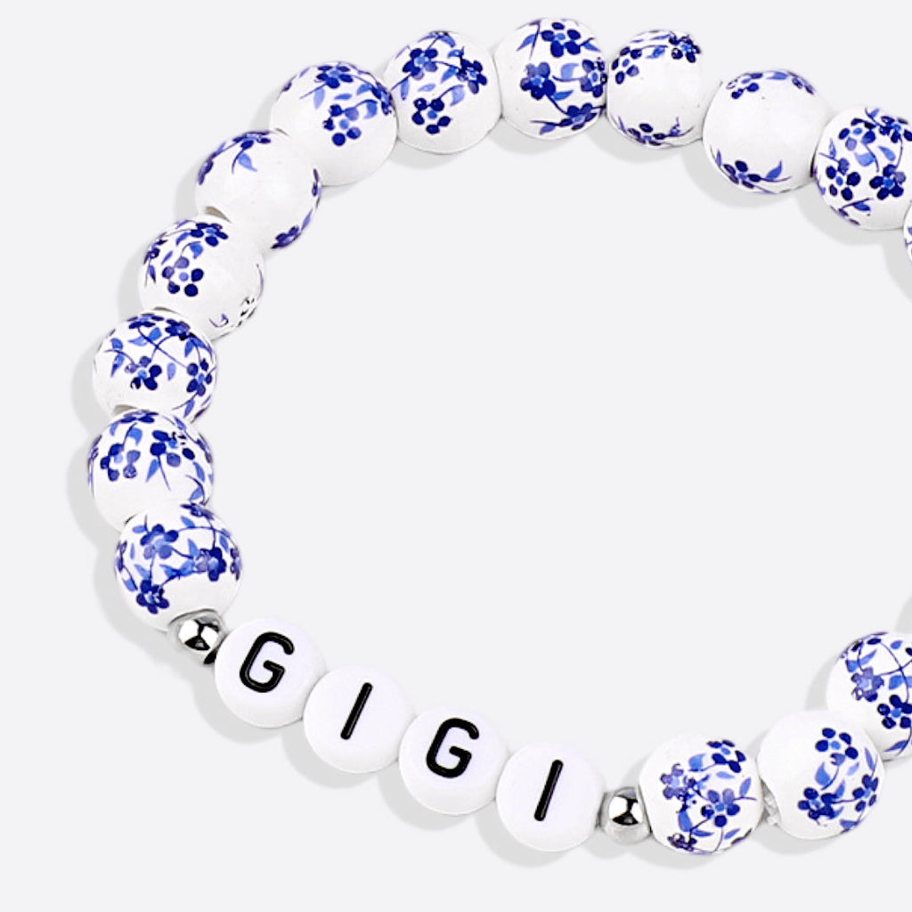 Perlenarmband mit personalisiertem Namen, blauem Porzellan und Blumenmuster