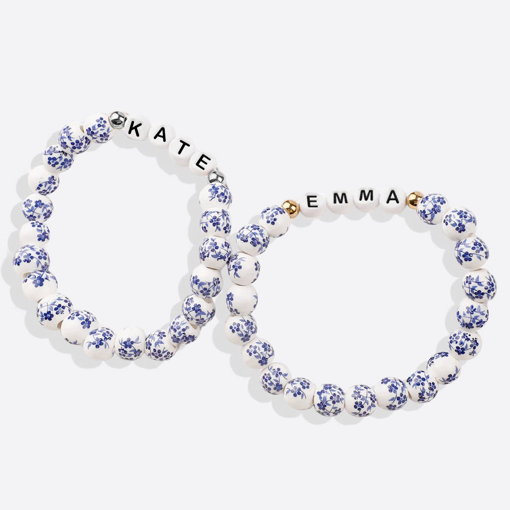 Perlenarmband mit personalisiertem Namen, blauem Porzellan und Blumenmuster