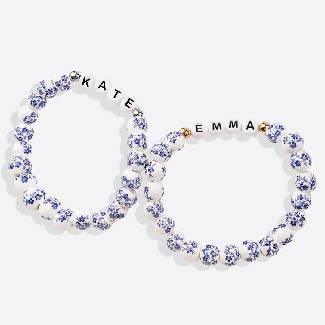 Perlenarmband mit personalisiertem Namen, blauem Porzellan und Blumenmuster
