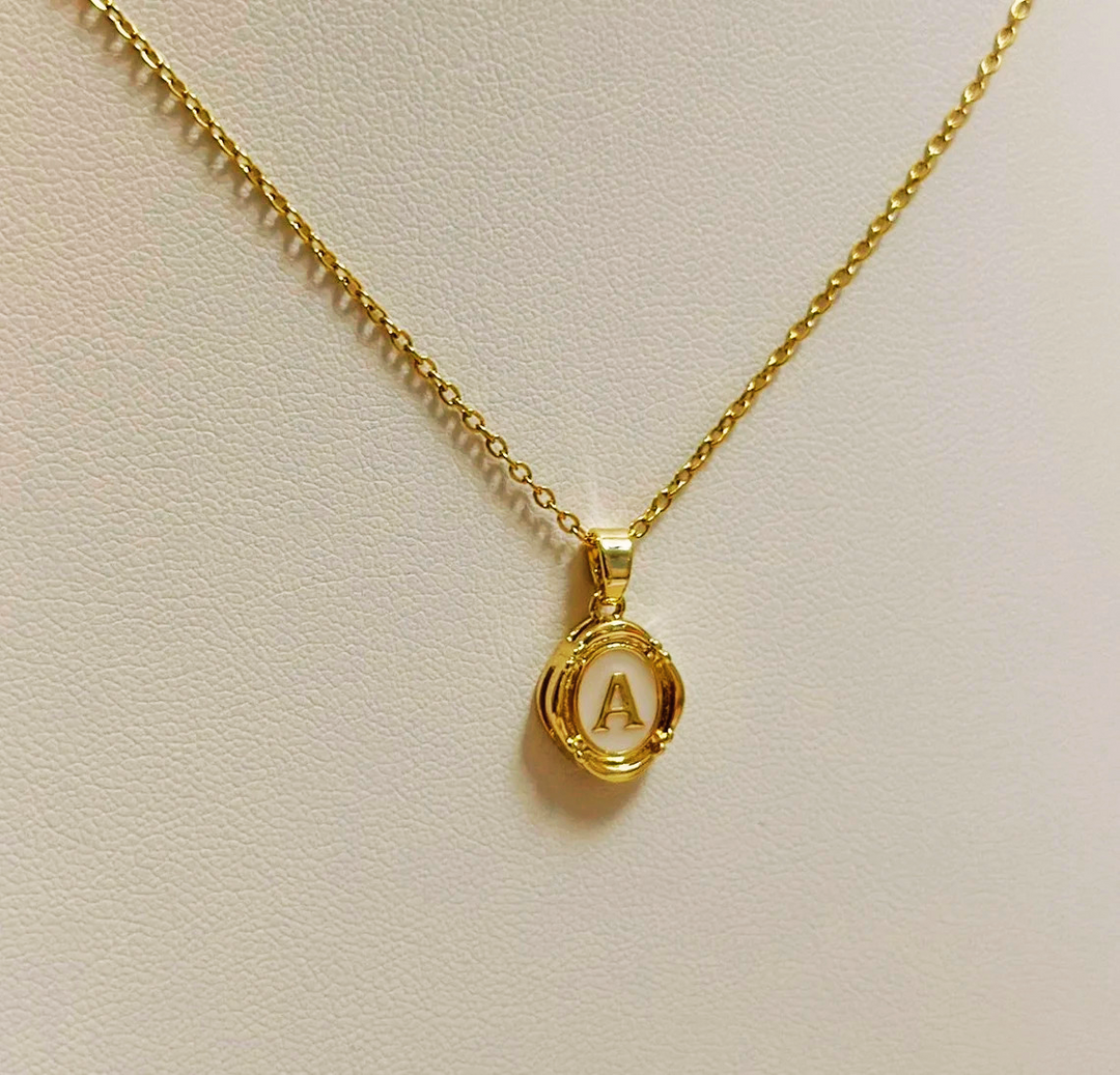 Colar com Pendente de Inicial em Esmalte