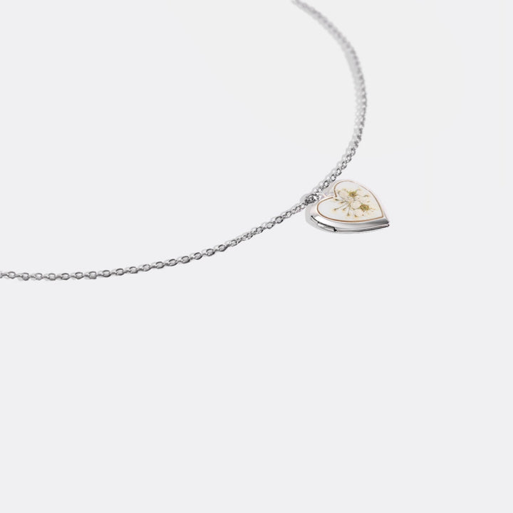 Medalhão em forma de coração com foto e flor prensada feita à mão