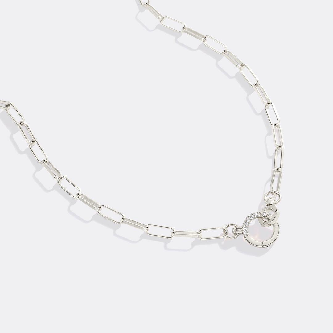 Halsband med mintfärgad pappersklämma och pavé-stenar
