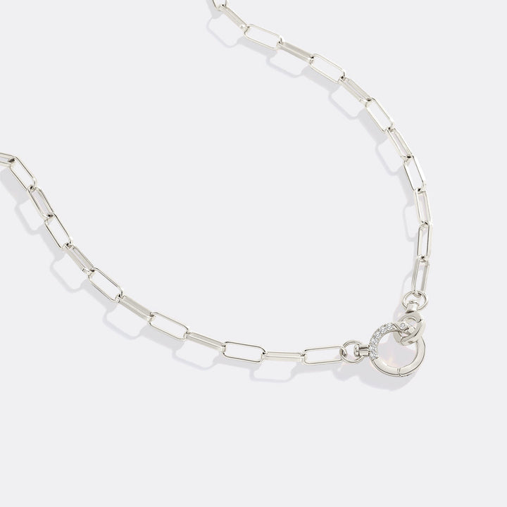 Halsband med mintfärgad pappersklämma och pavé-stenar