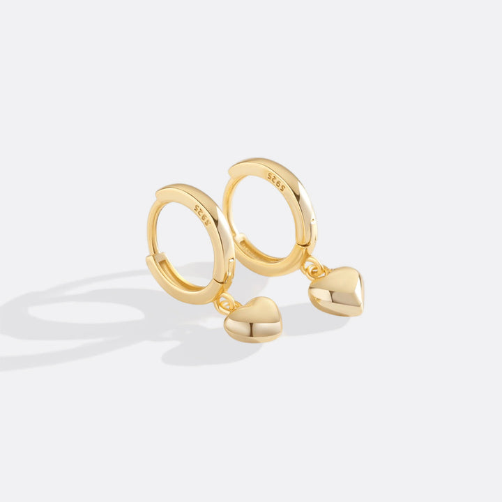 Delikate hjerte-øredobber med ringdesign