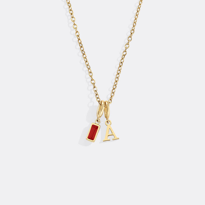 Minimalistisk halskjede med initial og fødselssteinsanheng