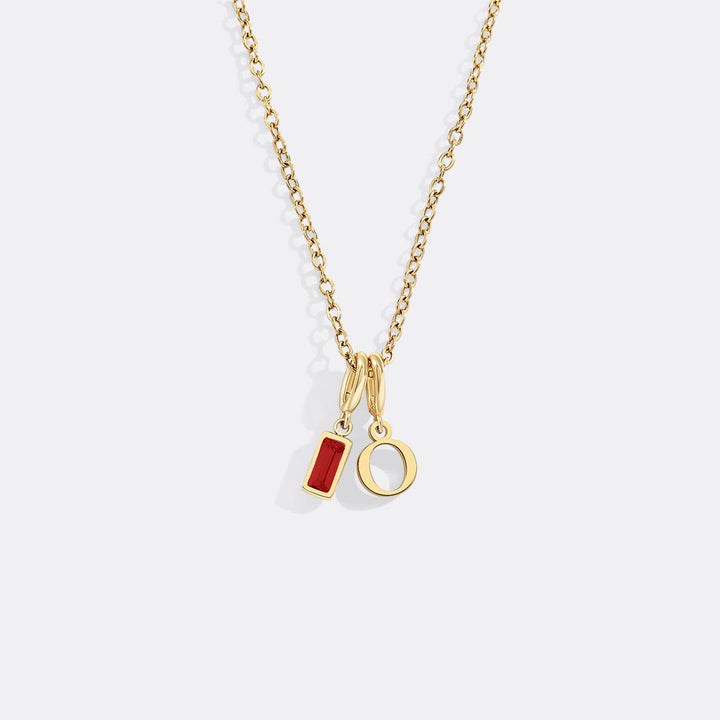 Minimalistisk halskjede med initial og fødselssteinsanheng