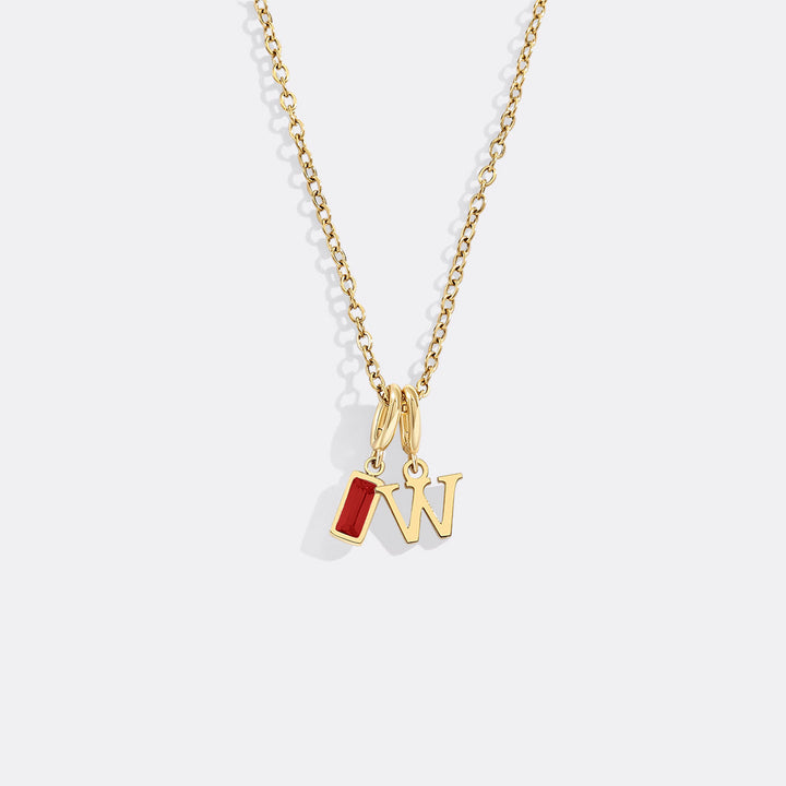 Minimalistisk halskjede med initial og fødselssteinsanheng