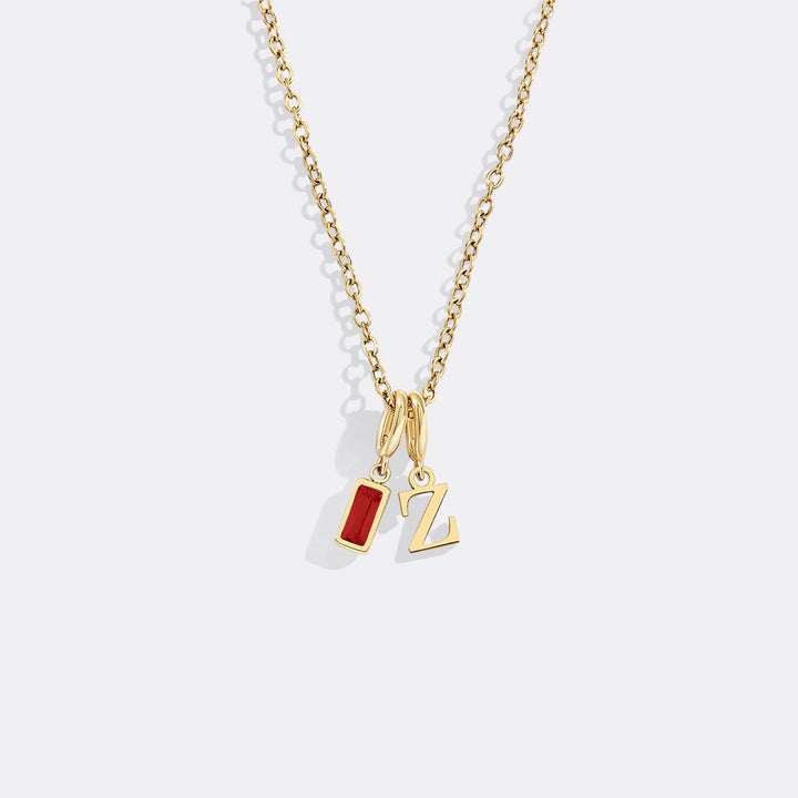 Minimalistisk halskjede med initial og fødselssteinsanheng