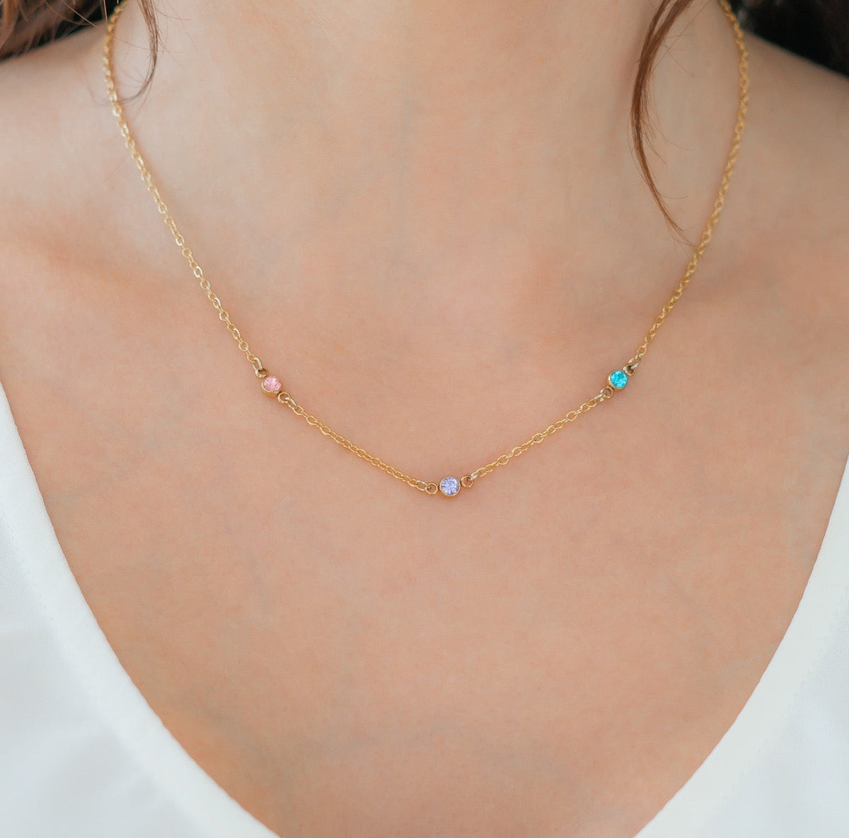 Collar delicado con estación de piedra de nacimiento