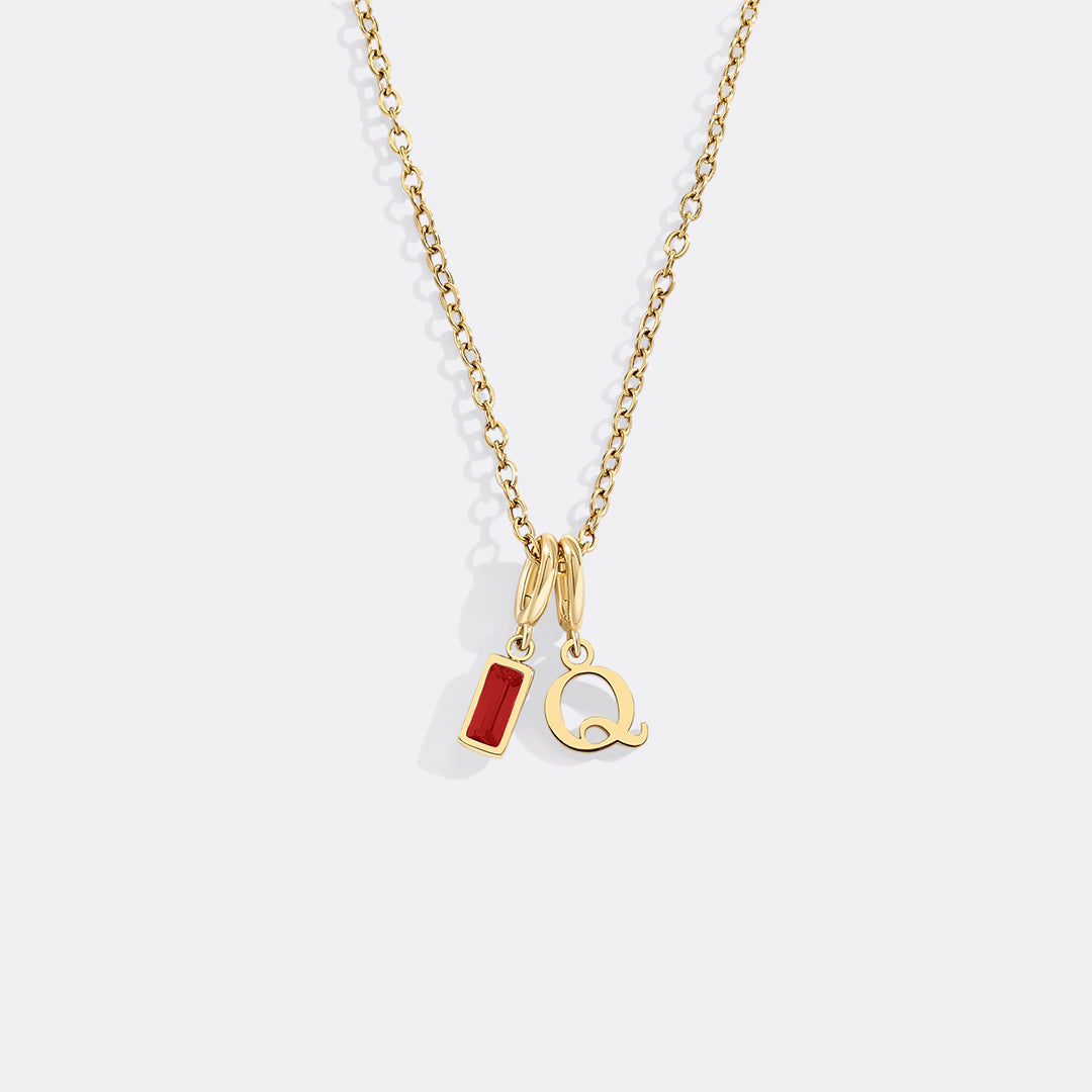Minimalistisk halskjede med initial og fødselssteinsanheng