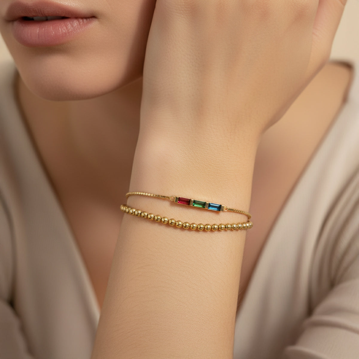 Set di bracciali sottili con pietra di nascita baguette e bracciale impilabile con perline