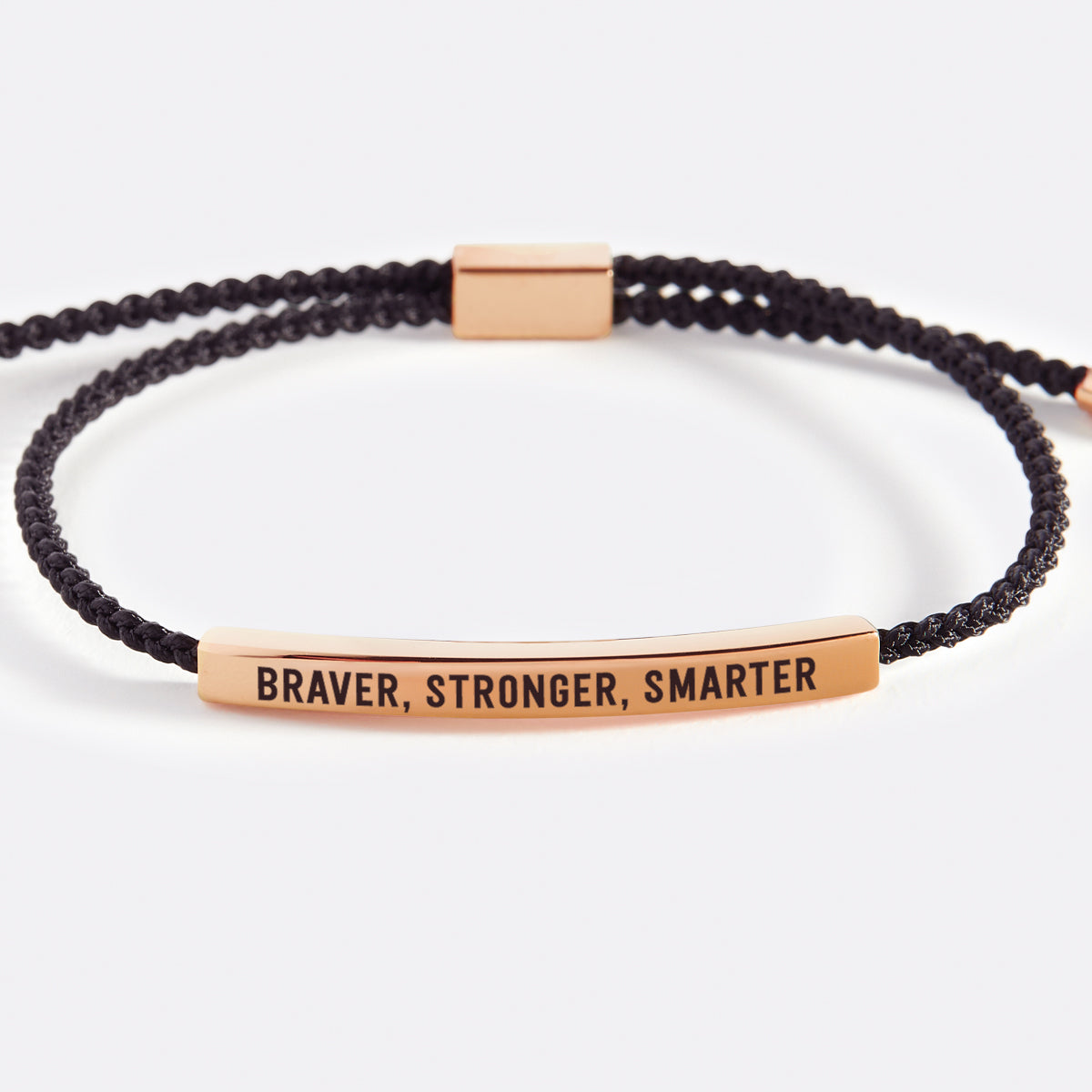 Inspiriendes Armband „Braver, Stronger, Smarter“