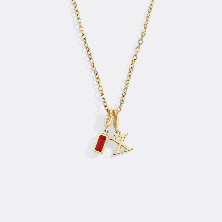 Minimalistisk halskjede med initial og fødselssteinsanheng
