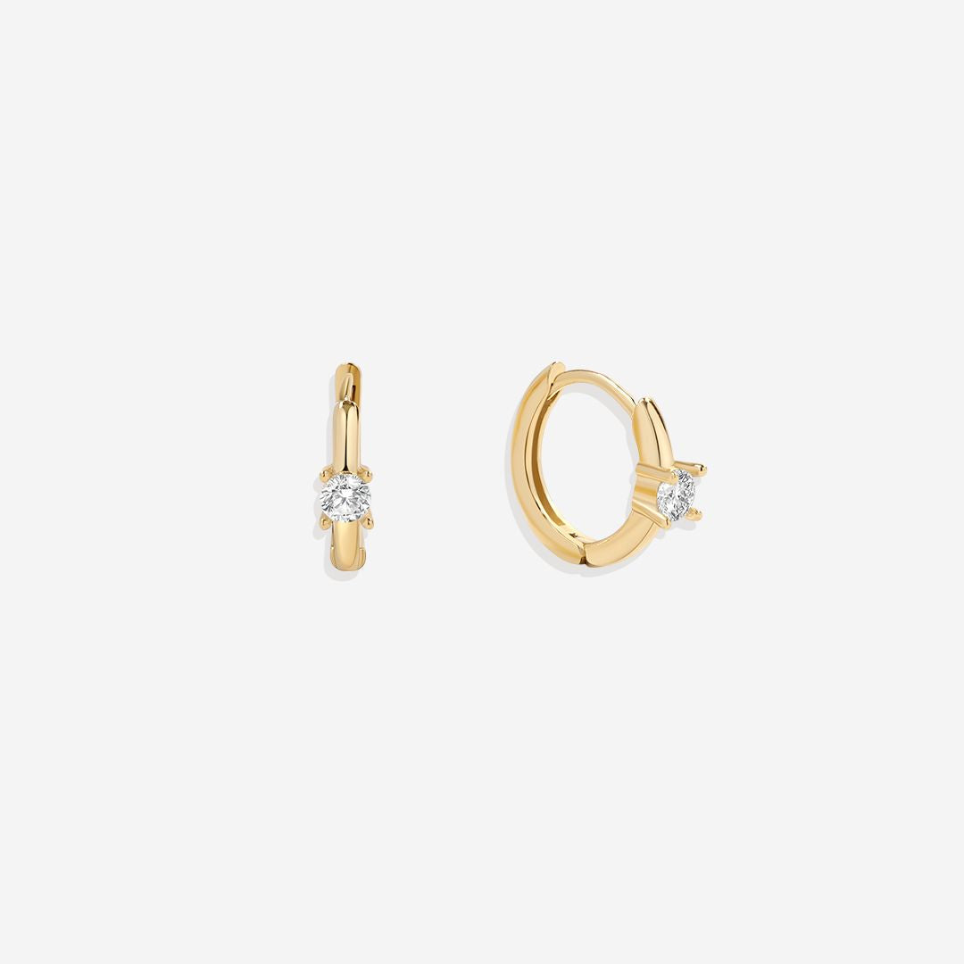 Boucles d’oreilles huggie délicates avec pierre unique