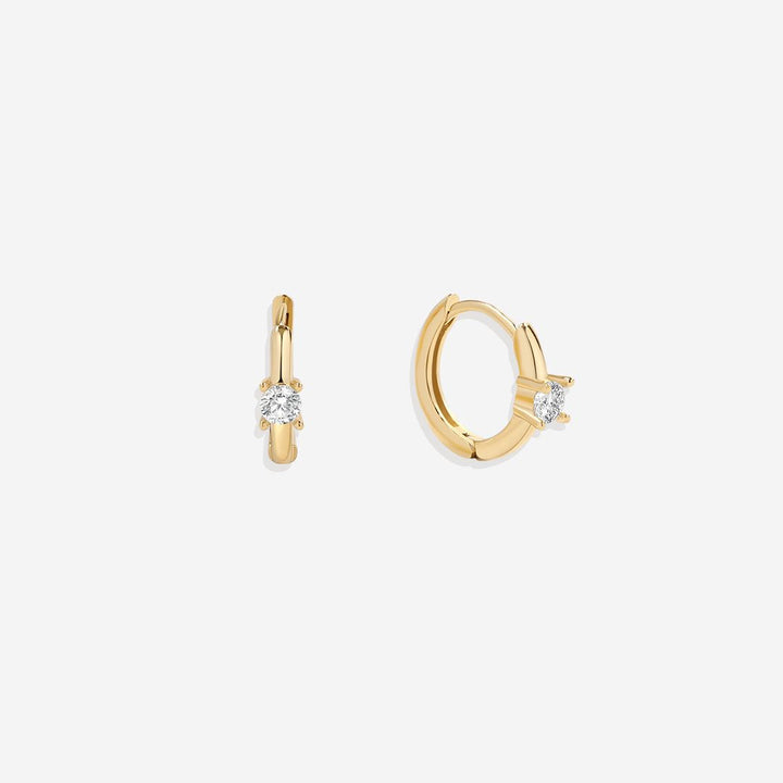 Boucles d’oreilles huggie délicates avec pierre unique