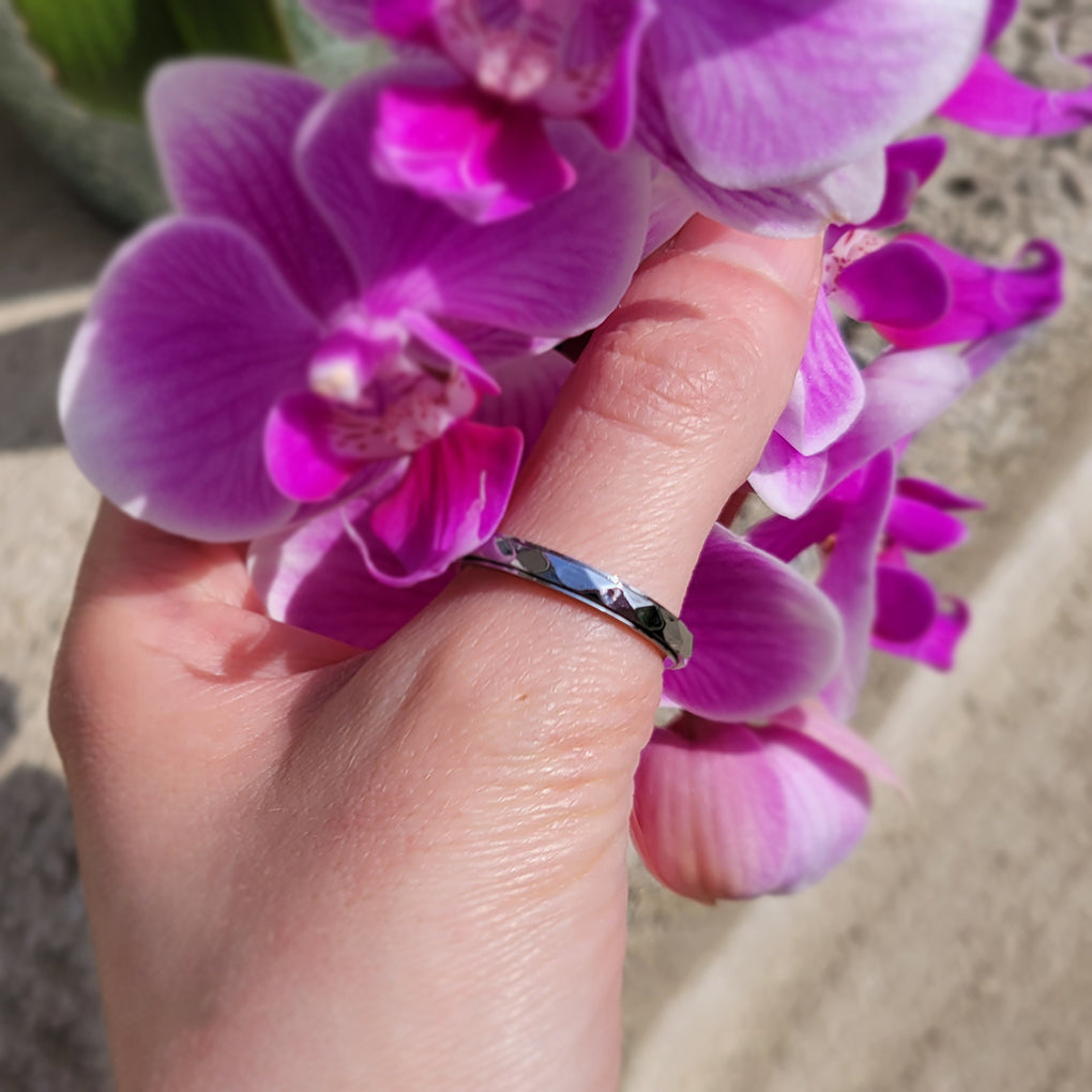 Zierlicher gehämmerter Band-Dreh-Fidget-Ring