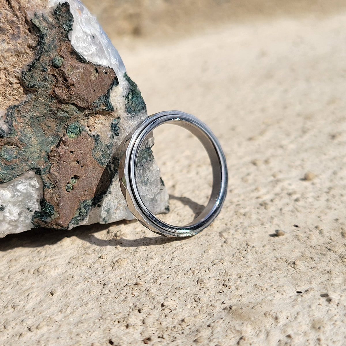 Zierlicher gehämmerter Band-Dreh-Fidget-Ring