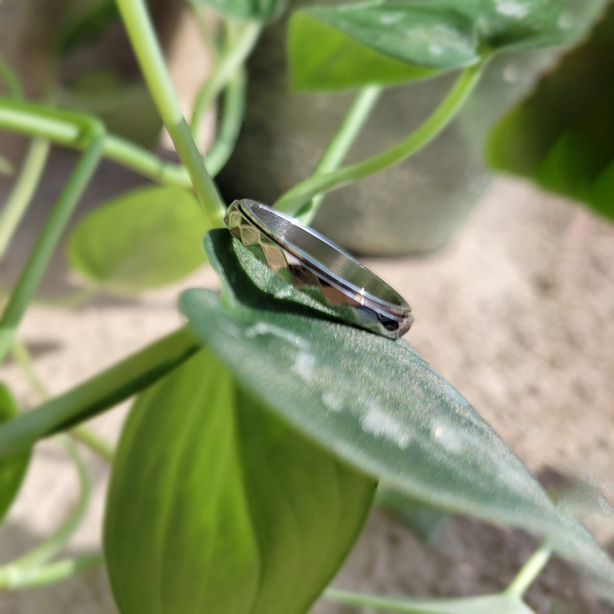 Zierlicher gehämmerter Band-Dreh-Fidget-Ring