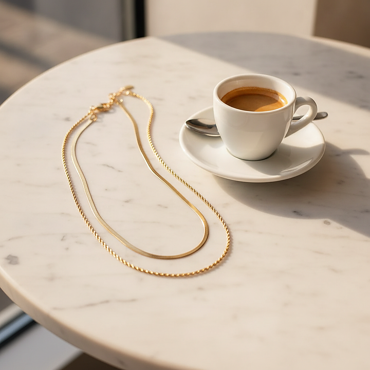 Colar Dourado com Camadas de Lírio