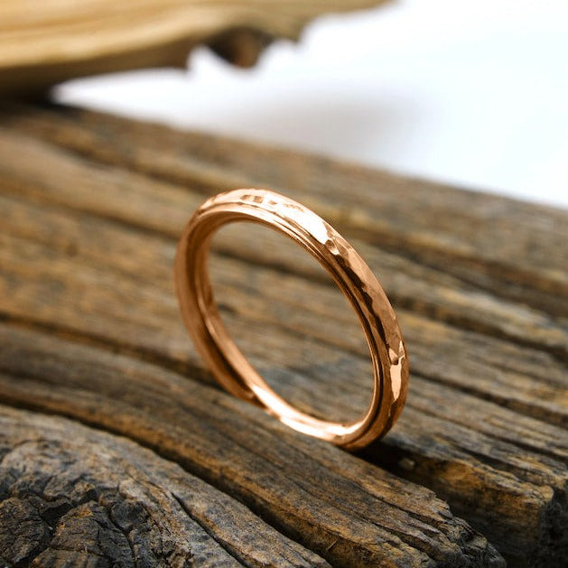 Zierlicher gehämmerter Band-Dreh-Fidget-Ring
