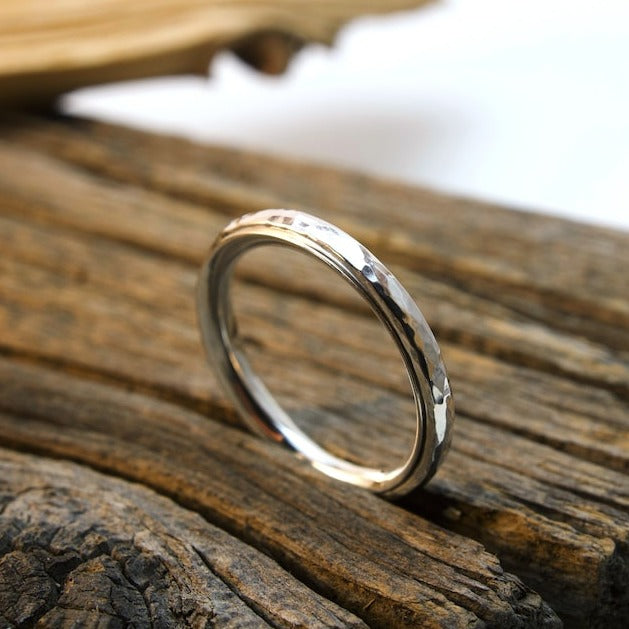 Zierlicher gehämmerter Band-Dreh-Fidget-Ring