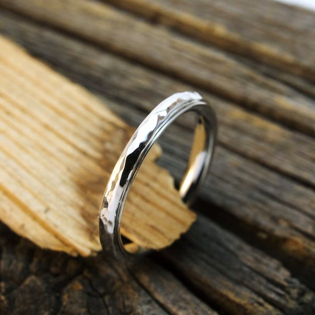 Zierlicher gehämmerter Band-Dreh-Fidget-Ring