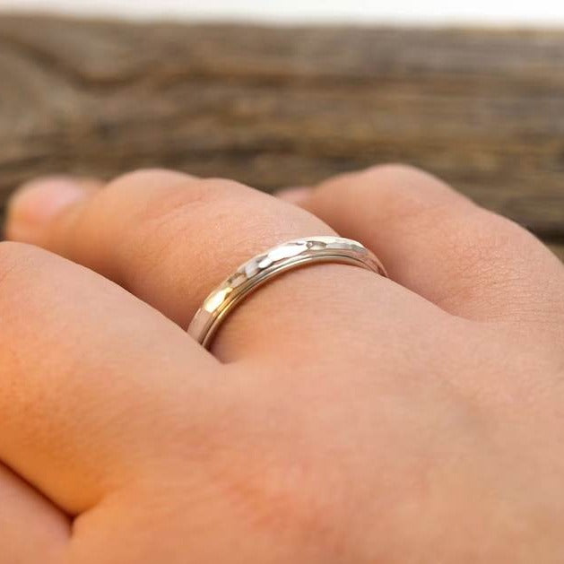 Zierlicher gehämmerter Band-Dreh-Fidget-Ring