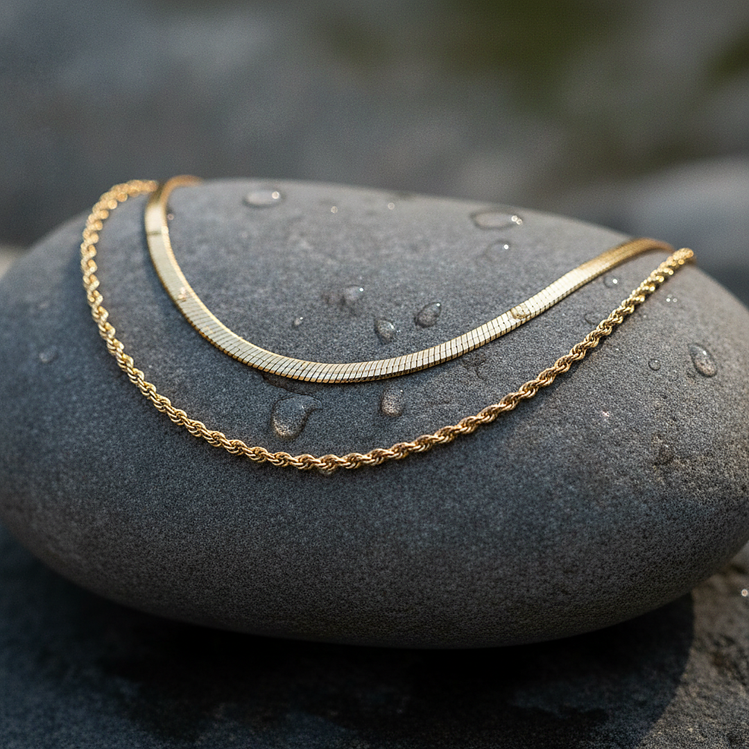 Colar Dourado com Camadas de Lírio