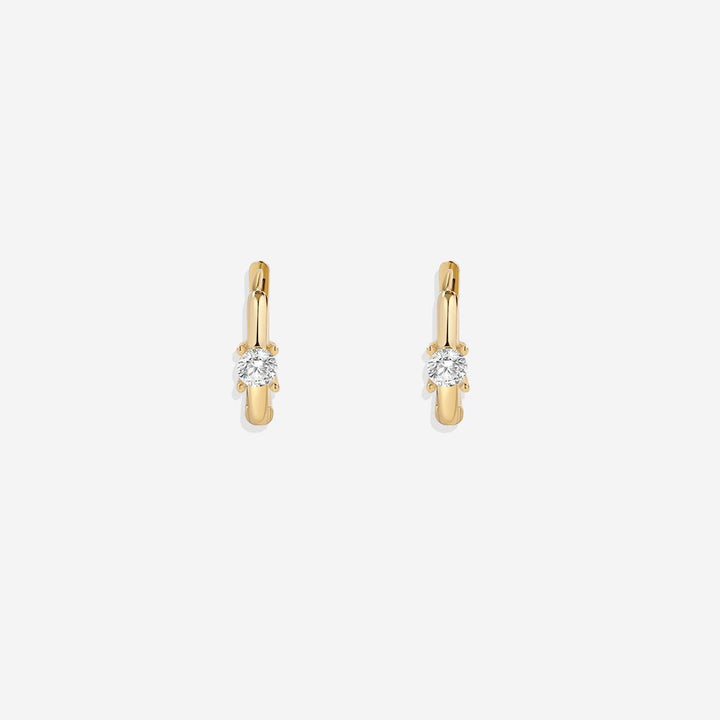 Boucles d’oreilles huggie délicates avec pierre unique
