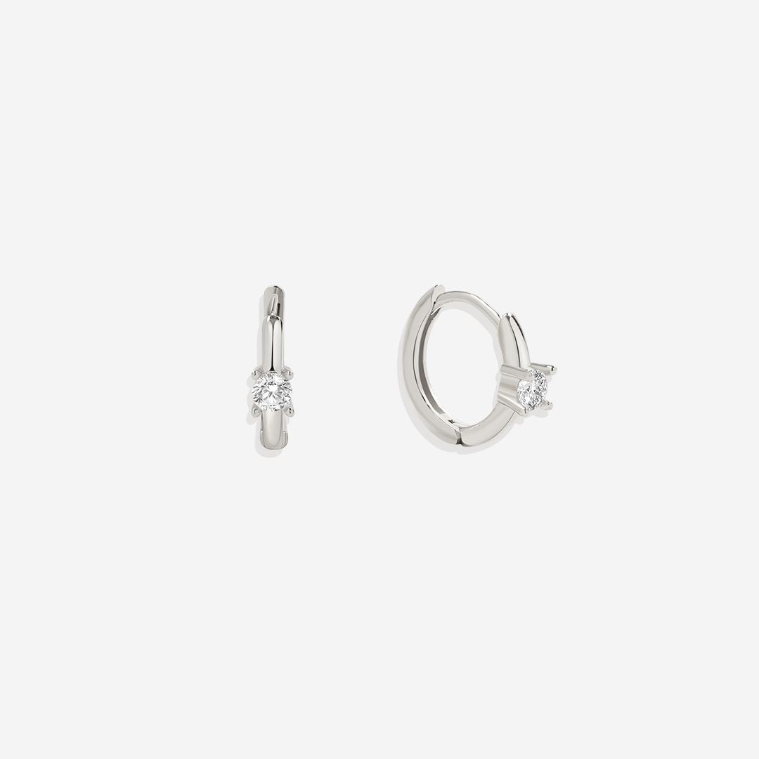 Boucles d’oreilles huggie délicates avec pierre unique