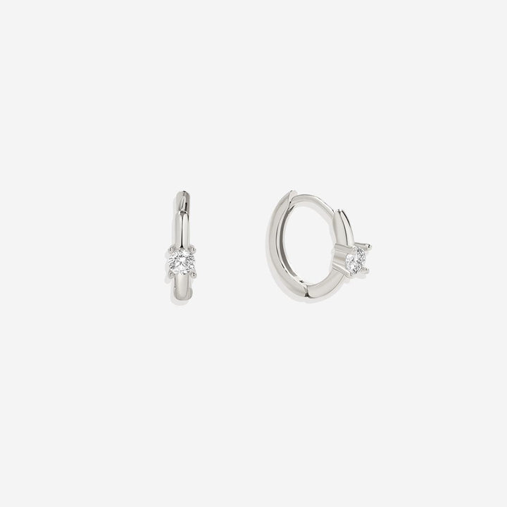 Boucles d’oreilles huggie délicates avec pierre unique