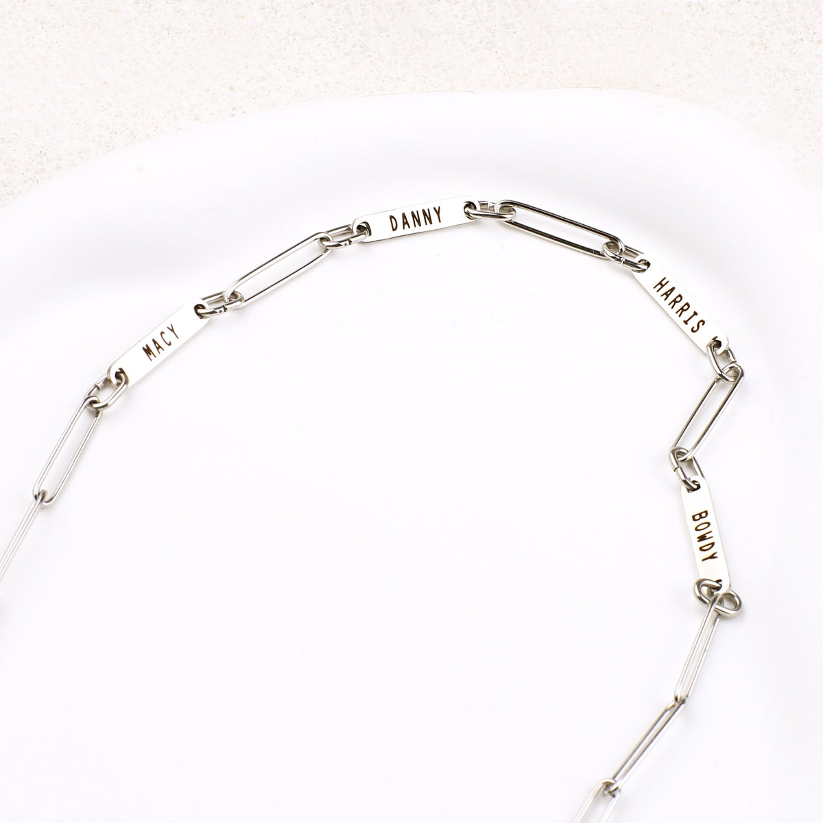 Collana con fermaglio e nomi personalizzati