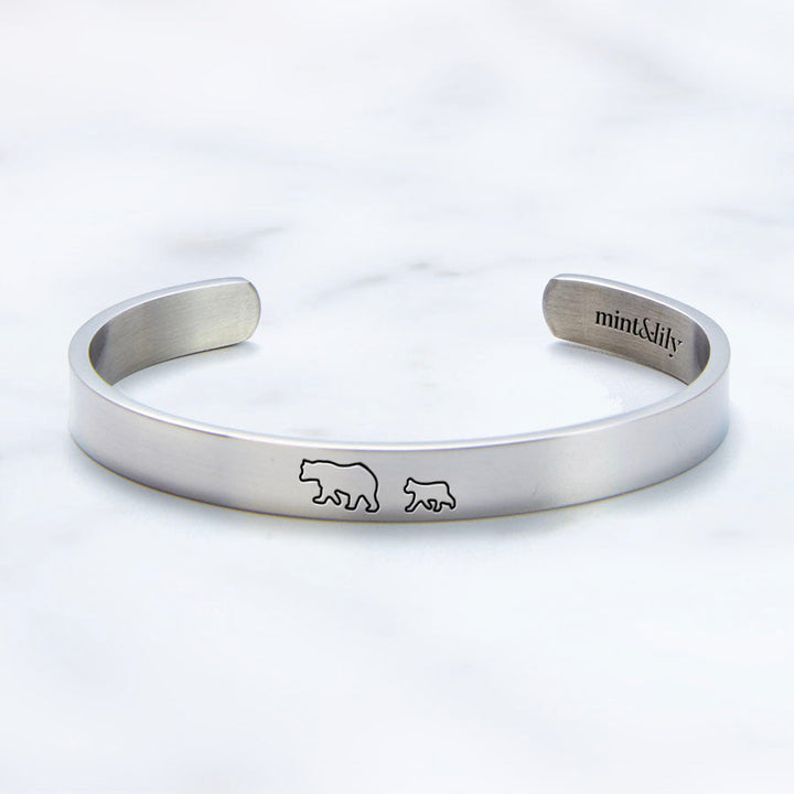 Mama Bear ir jos mažųjų lokiukų graviruota apyrankė