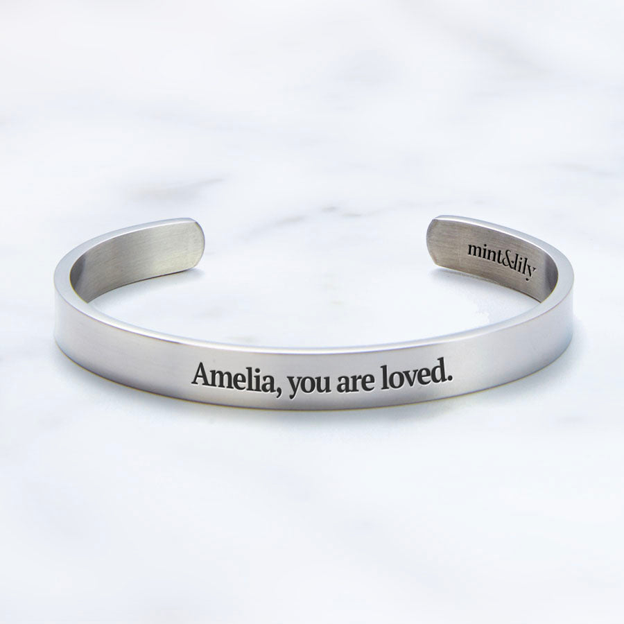 Přizpůsobte si svůj personalizovatelný náramek na manžetu