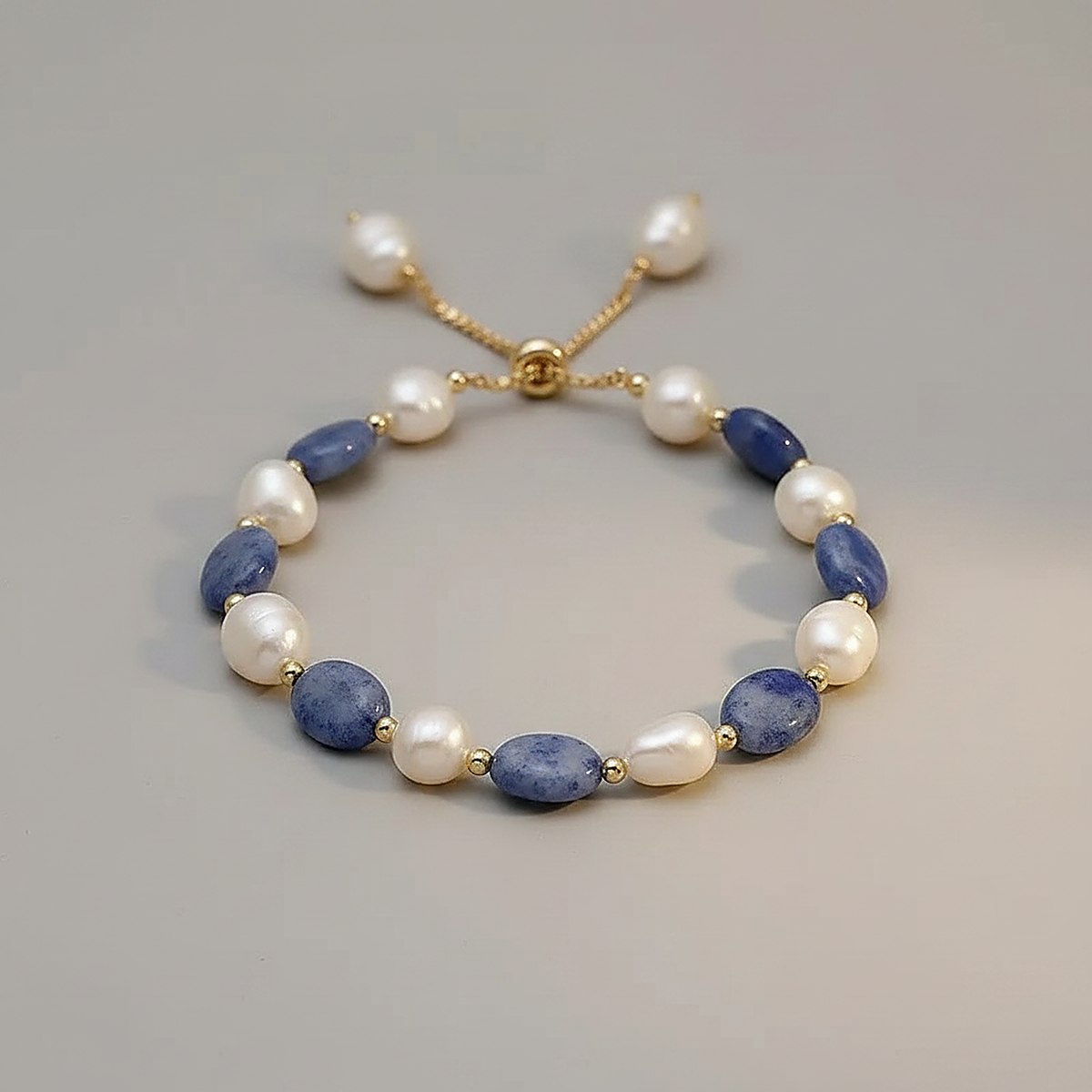 Une Pearl Bracelet